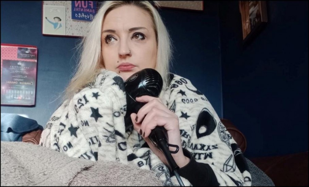 „Mă încălzesc cu uscătorul de păr pentru că nu-mi permit să plătesc facturile la energie”. Metoda la care recurge o femeie pentru a trece de sezonul rece